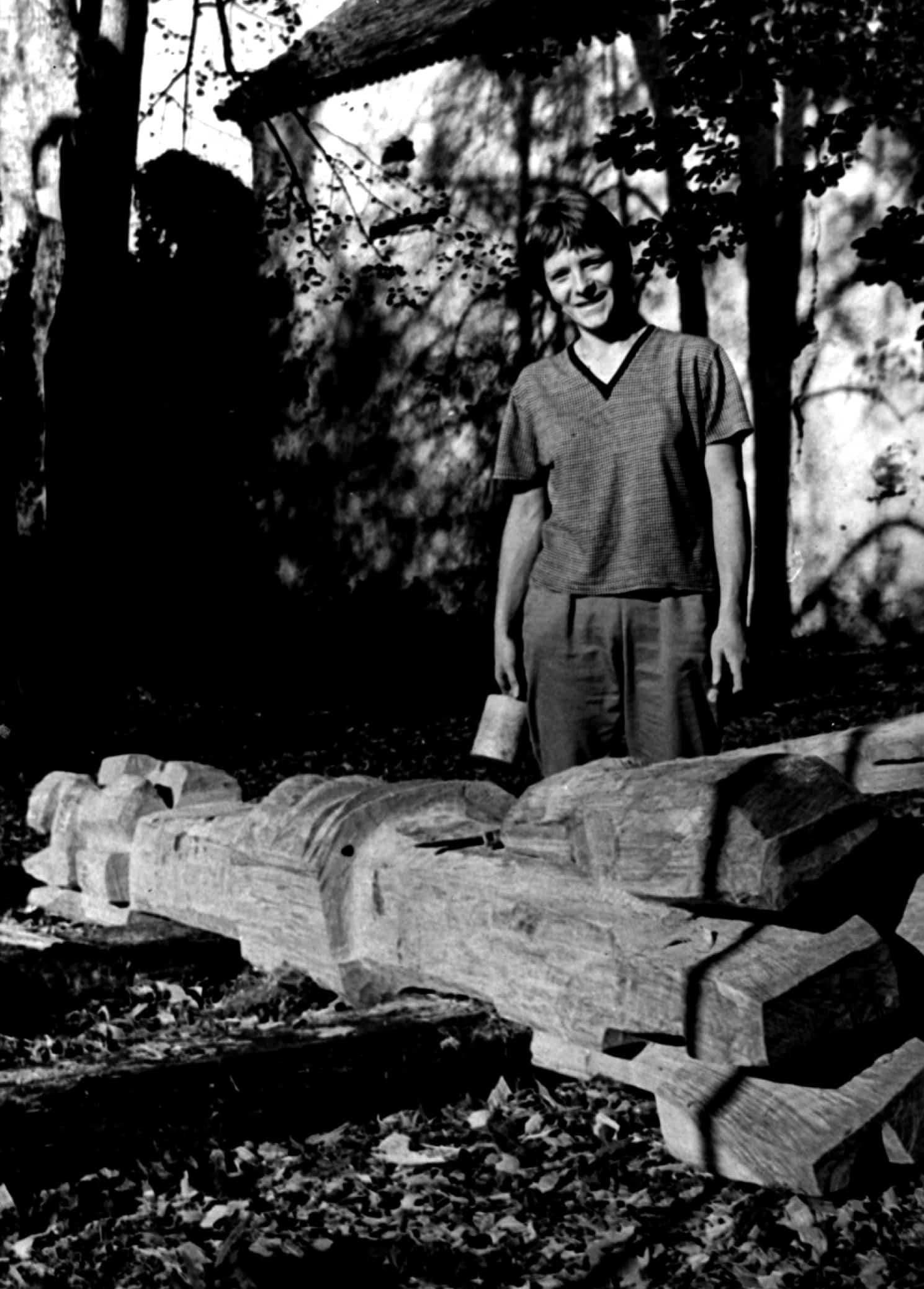 Dragica Čadež, delovišče Mednarodnega simpozija kiparjev Forma viva, Kostanjevica na Krki, 1966, foto: arhiv GBJ