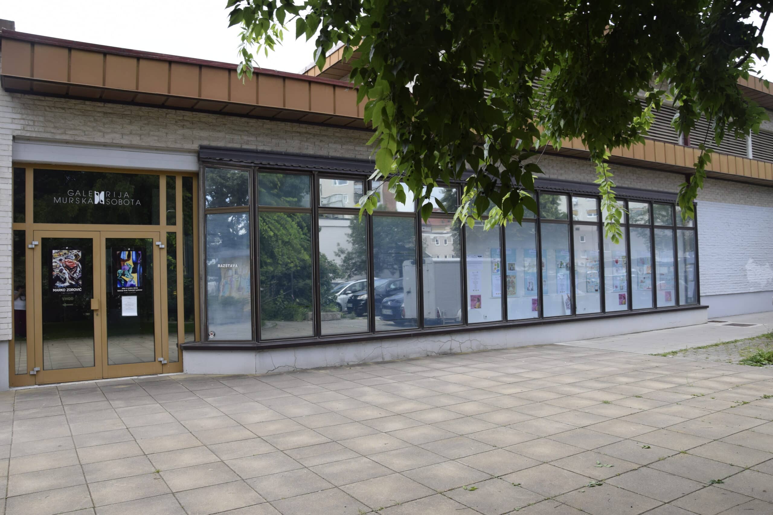 Goreče sporočilo_razstava v galerijski izložbi